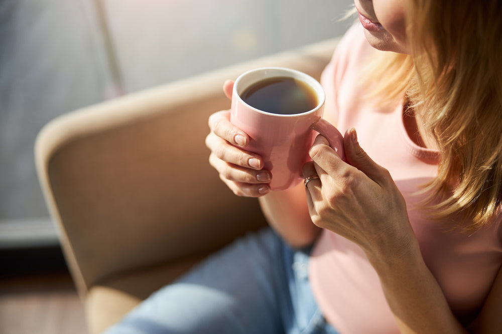 Frau mit Kaffeetasse