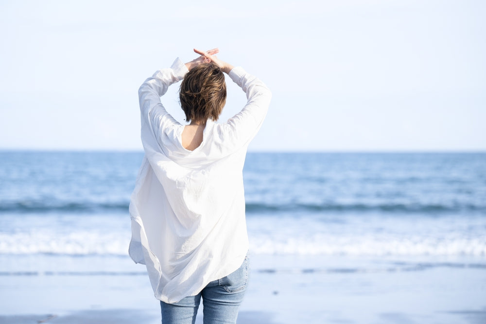 taynie-blog-frau-steht-am-strand